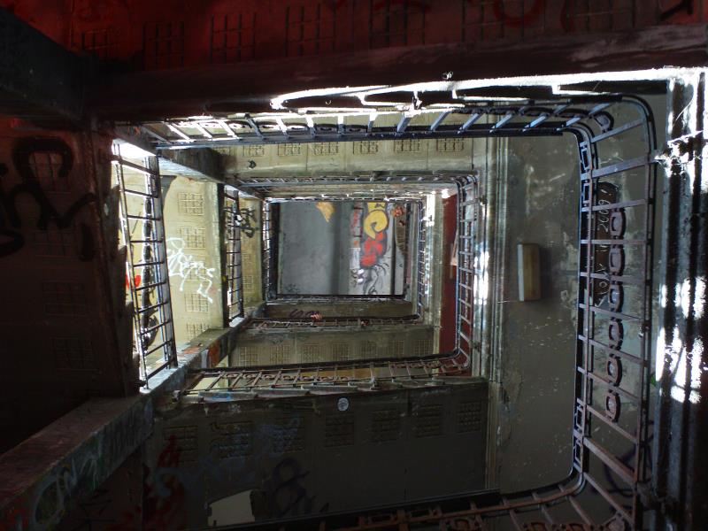 Treppenhaus im Tacheles (August 2012; nachdem das Kunsthaus wegen unzureichenden Brandschutzes vom Berliner Bauamt fr die ffentlichkeit gesperrt worden war)